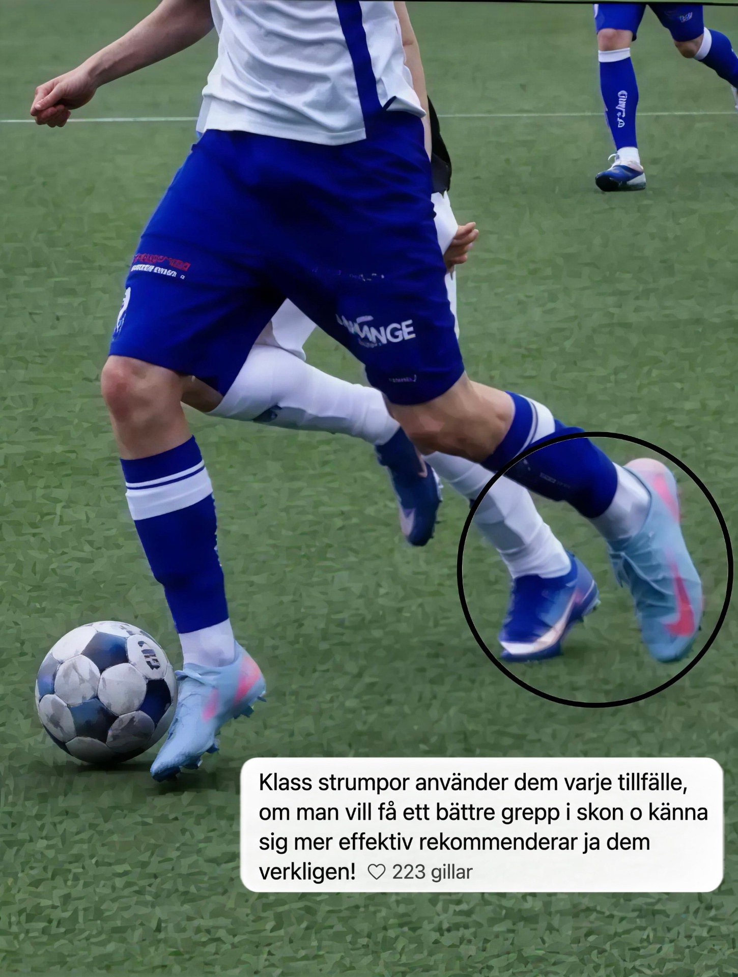 Spelare i blå shorts dribblar boll på konstgräs med vita TEKKZ greppstrumpor och ljusblå fotbollsskor – "Klass strumpor använder dem varje tillfälle, om man vill få ett bättre grepp i skon o känna sig mer effektiv rekommenderar ja dem verkligen!"