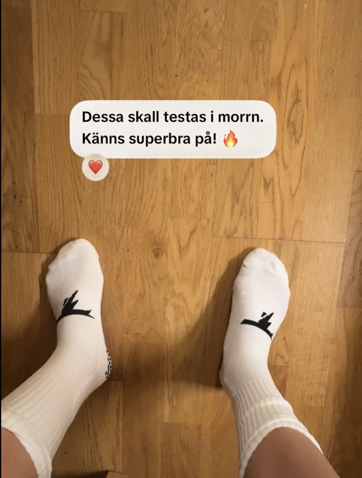 Fötter med vita TEKKZ greppstrumpor på – "Dessa skall testas i morrn. Känns superbra på!"